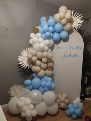 Dekoracja balonowa biało niebiesko brązowa