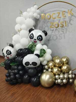 DEkoracja balonowa w pandy oraz balony koloru złotego, czarnego, białego i srebnego
